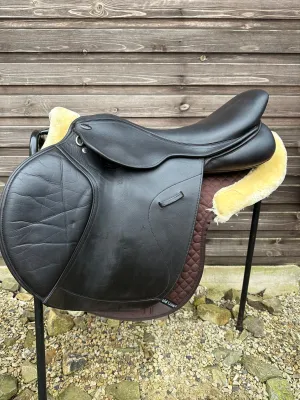 18” Optimus Jump Brown Changeable gullet saddle  Wide gullet