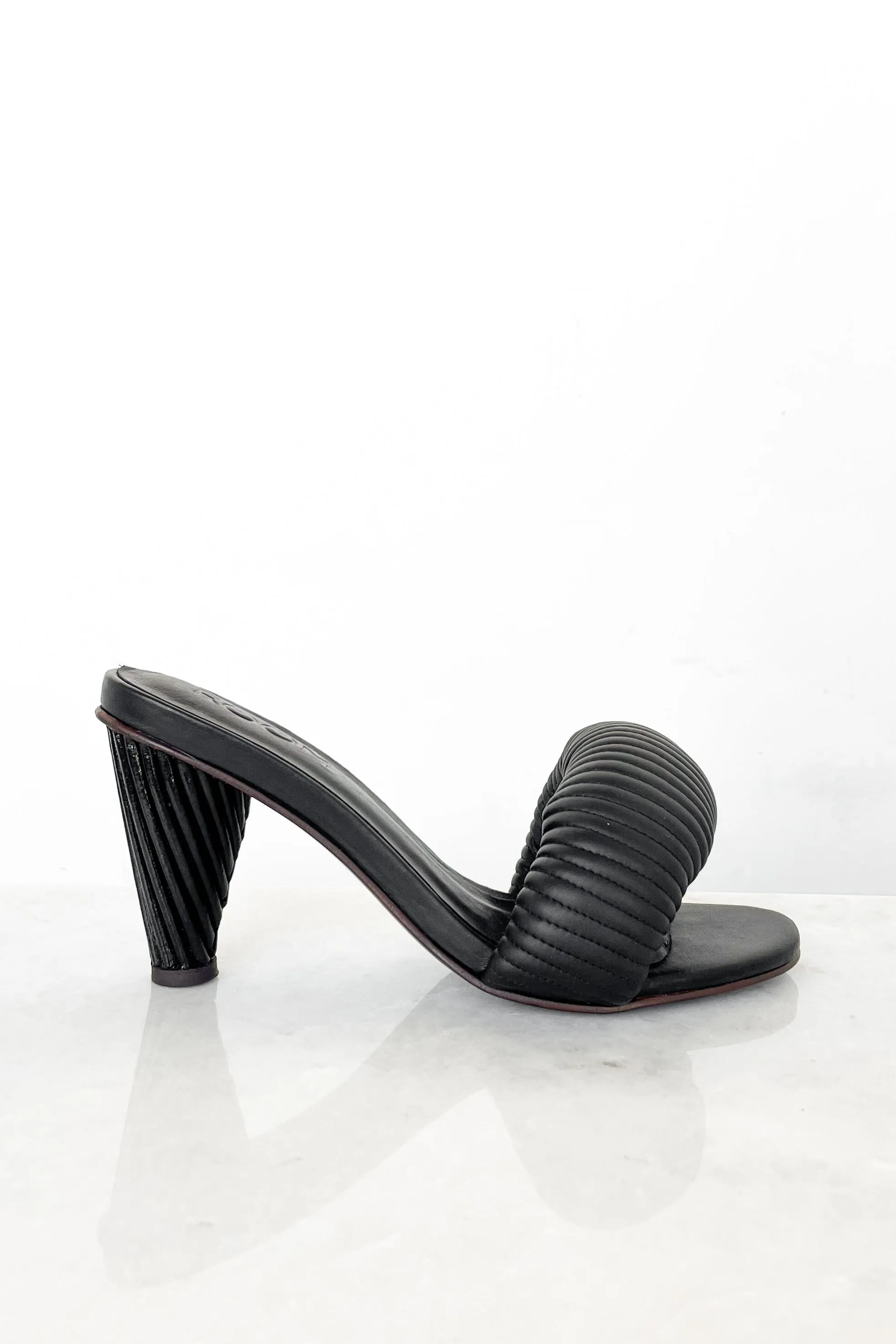 Settee Heel