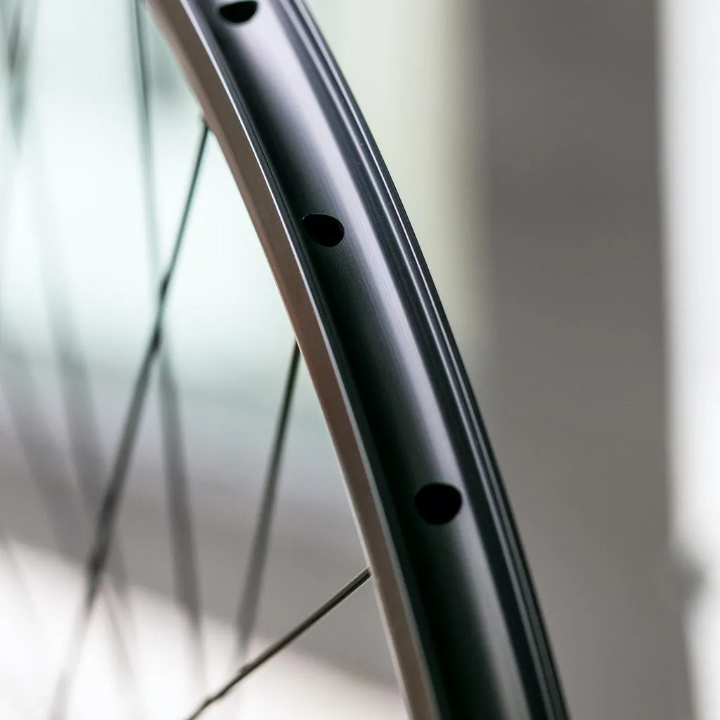 Thru-Axle Track HOPE Tech & Velocity | Velocity Quill 3X | Black Clincher Wheelset