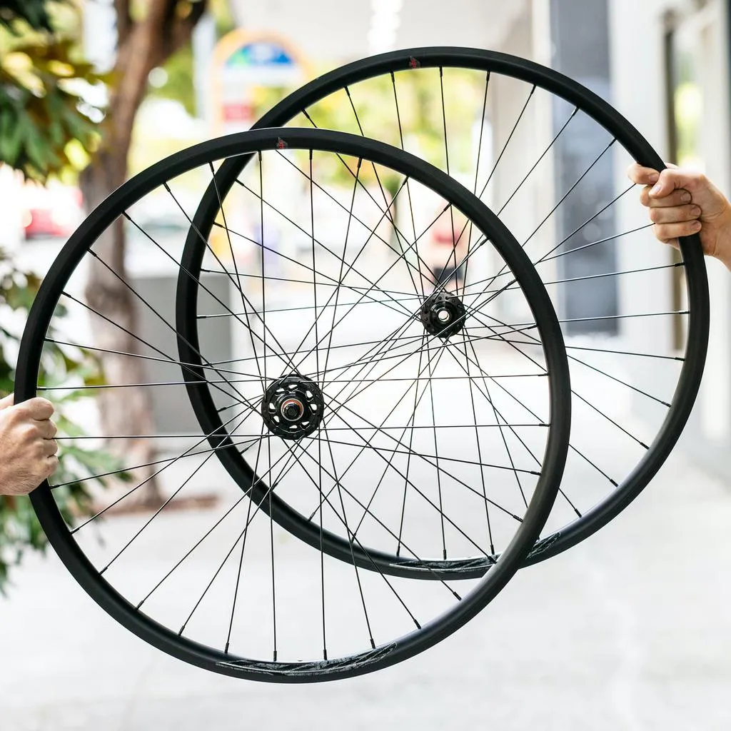 Thru-Axle Track HOPE Tech & Velocity | Velocity Quill 3X | Black Clincher Wheelset