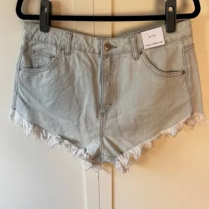 Topshop Kiri‎ Denim Women’s NWT Jean Shorts Light Wash Frayed Size US 12