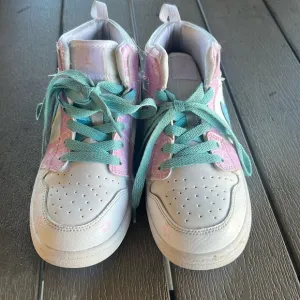 Yordan  kids girl mid shoes size 2.5Y stars and hearts