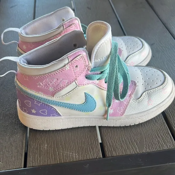 Yordan  kids girl mid shoes size 2.5Y stars and hearts