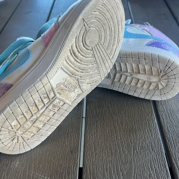 Yordan  kids girl mid shoes size 2.5Y stars and hearts