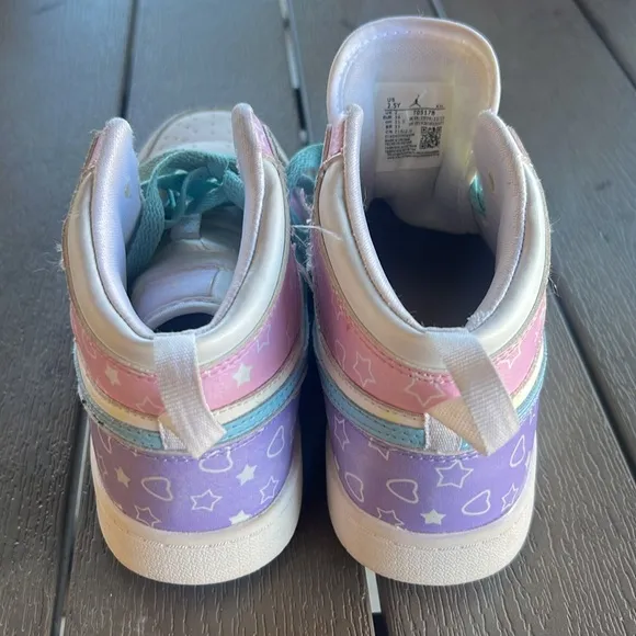 Yordan  kids girl mid shoes size 2.5Y stars and hearts