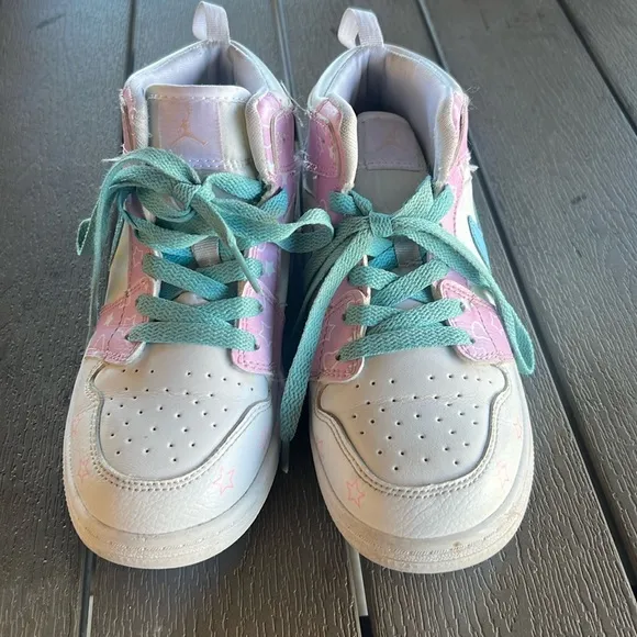 Yordan  kids girl mid shoes size 2.5Y stars and hearts
