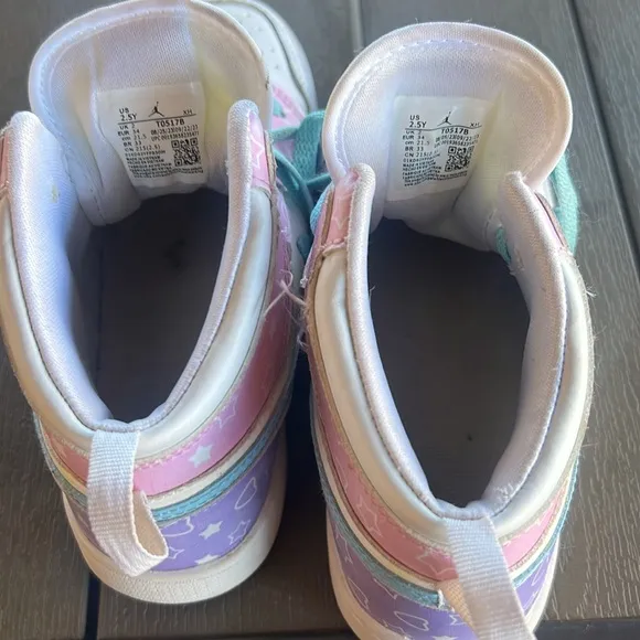 Yordan  kids girl mid shoes size 2.5Y stars and hearts